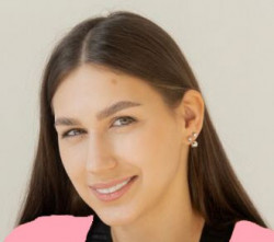 Автор игры и руководитель отдела массовых мероприятий, мастер спорта международного класса по синхронному фигурному катанию, двукратная чемпионка России.